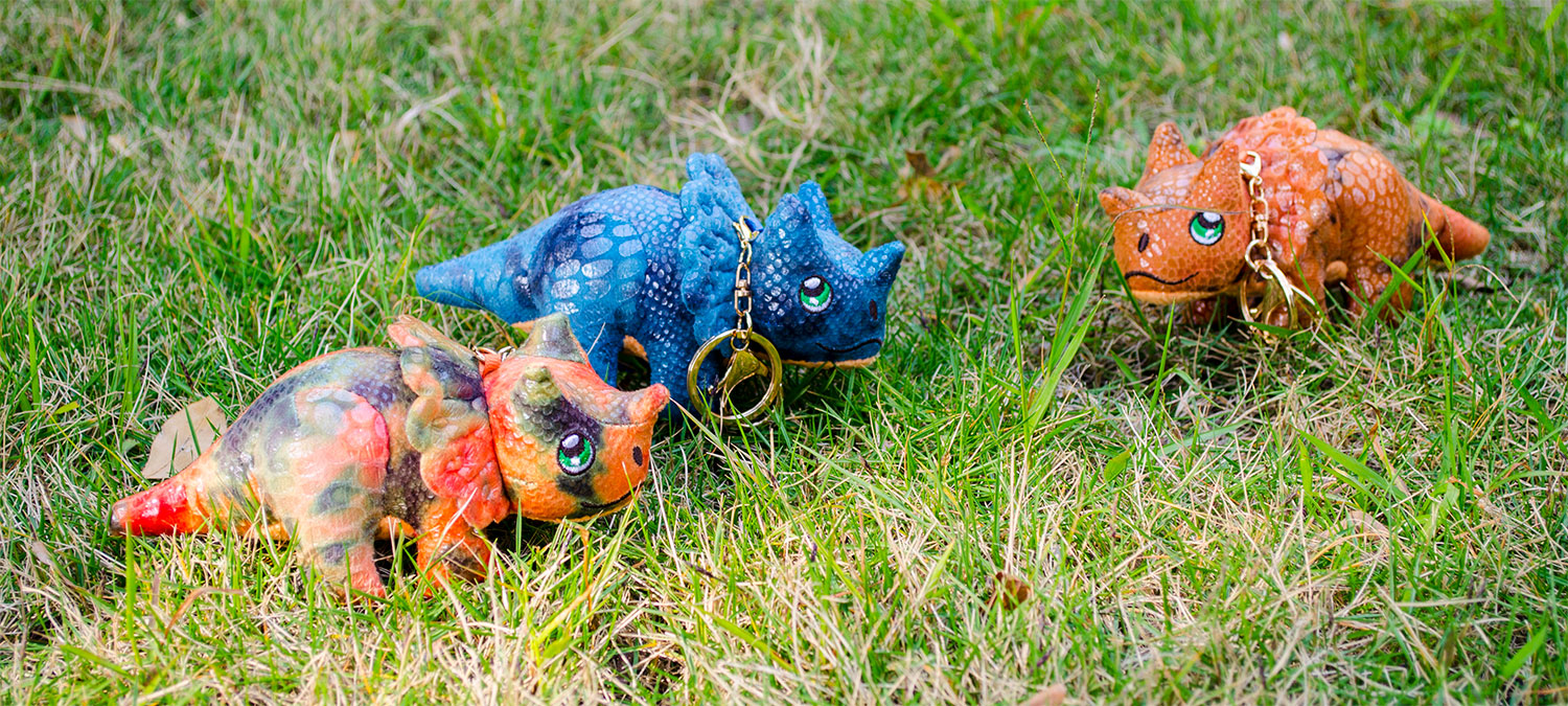 Xiong Workshop -Triceratops keychain pendant
Plush Doll,Decorative hanging decorations,Holiday gifts,gift,Trend Pendant,Backpack ornament,Plush toys,Plush toy pendant,Bag Pendant,Backpack keychain pendant,Dinosaur Fossil Park,Small Dinosaur Pendant,Entertainment toys,bag keychain pendant,plush pendant