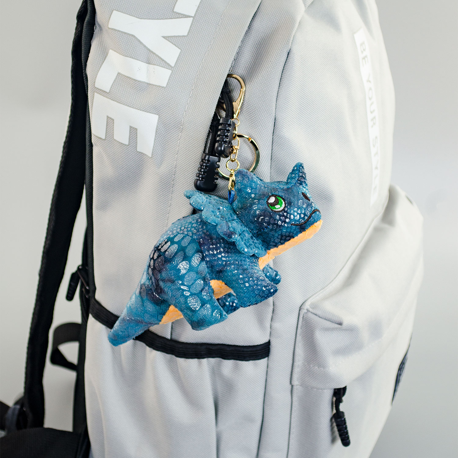 Xiong Workshop -Triceratops keychain pendant
Plush Doll,Decorative hanging decorations,Holiday gifts,gift,Trend Pendant,Backpack ornament,Plush toys,Plush toy pendant,Bag Pendant,Backpack keychain pendant,Dinosaur Fossil Park,Small Dinosaur Pendant,Entertainment toys,bag keychain pendant,plush pendant