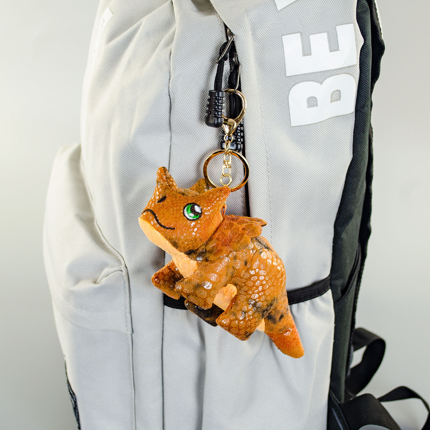 Xiong Workshop -Triceratops keychain pendant
Plush Doll,Decorative hanging decorations,Holiday gifts,gift,Trend Pendant,Backpack ornament,Plush toys,Plush toy pendant,Bag Pendant,Backpack keychain pendant,Dinosaur Fossil Park,Small Dinosaur Pendant,Entertainment toys,bag keychain pendant,plush pendant