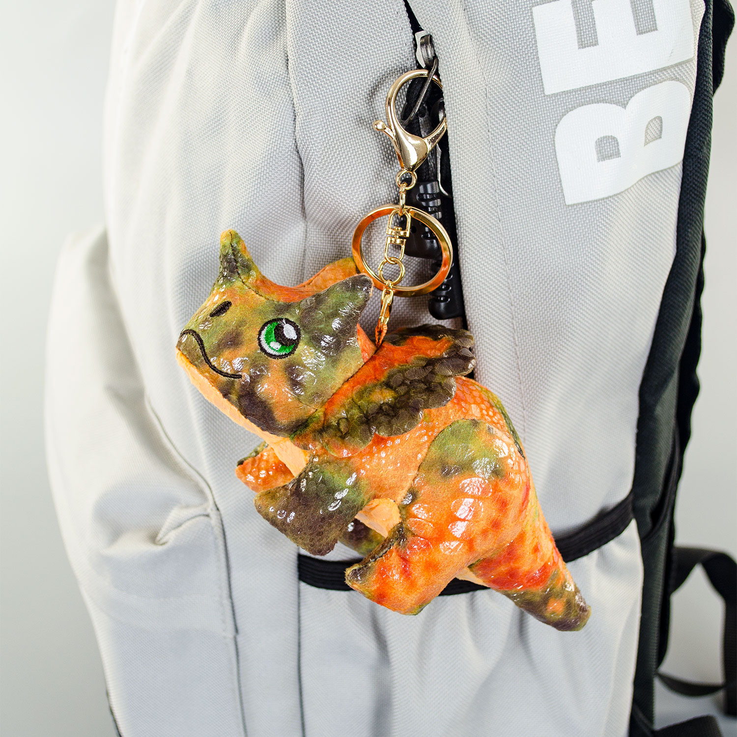 Xiong Workshop -Triceratops keychain pendant
Plush Doll,Decorative hanging decorations,Holiday gifts,gift,Trend Pendant,Backpack ornament,Plush toys,Plush toy pendant,Bag Pendant,Backpack keychain pendant,Dinosaur Fossil Park,Small Dinosaur Pendant,Entertainment toys,bag keychain pendant,plush pendant